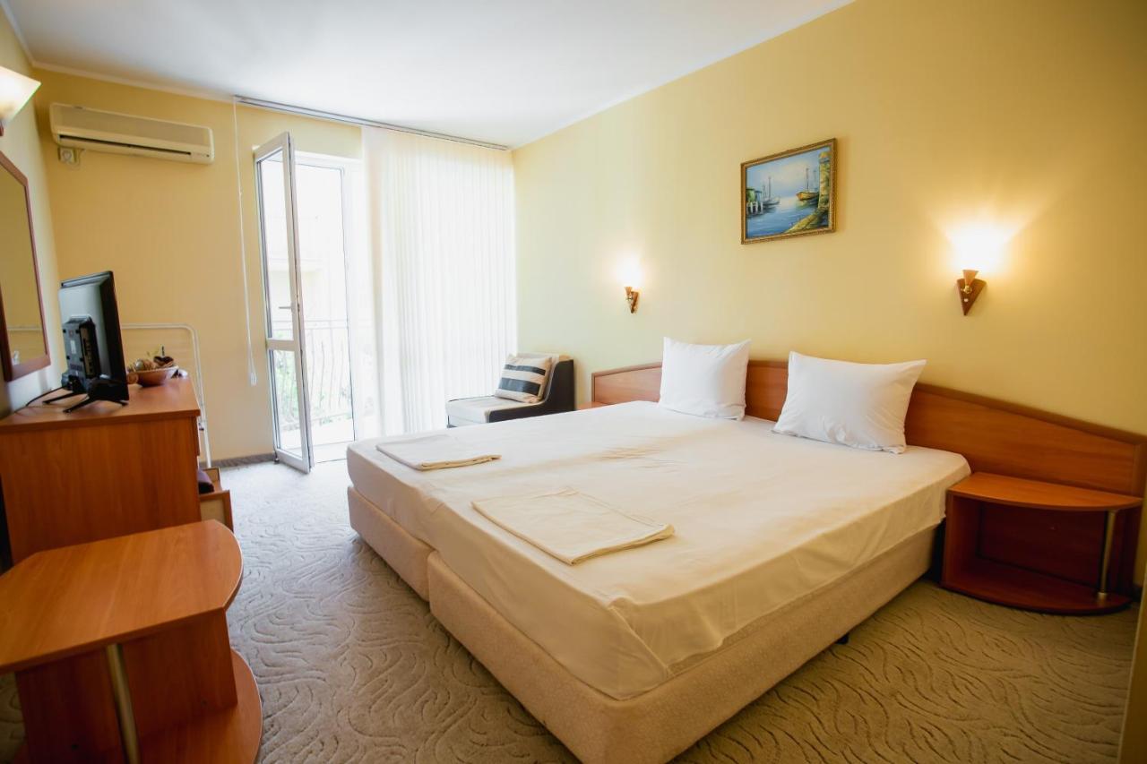 Hotel Dolphin Ravda Exterior photo
